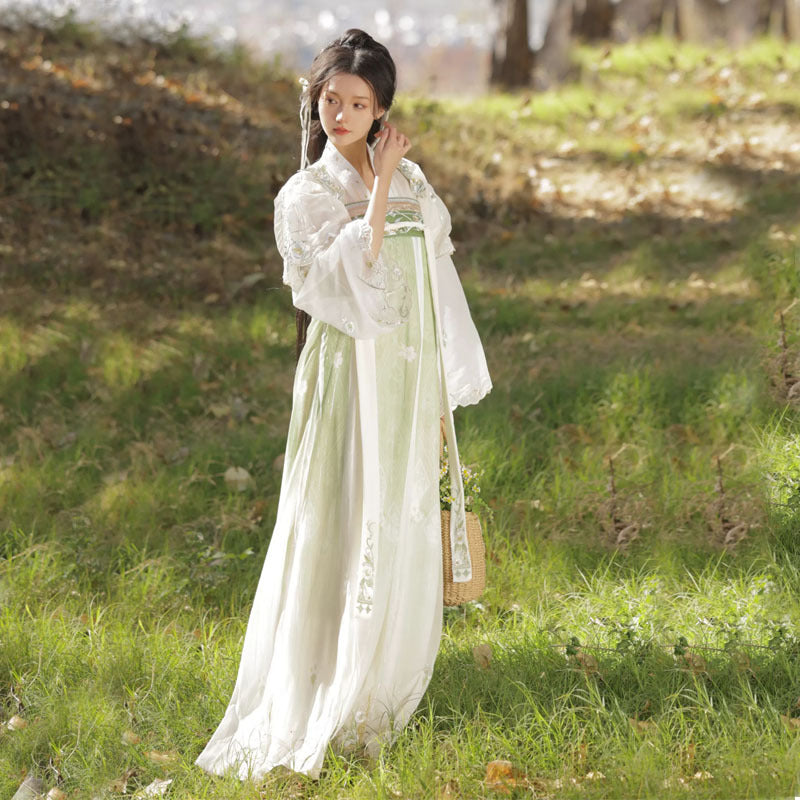 Hanfu made of high-quality breathable chiffon material is very suitable for modern people to wear, and it is worth buying to experience the cultural charm of Chinese Hanfu