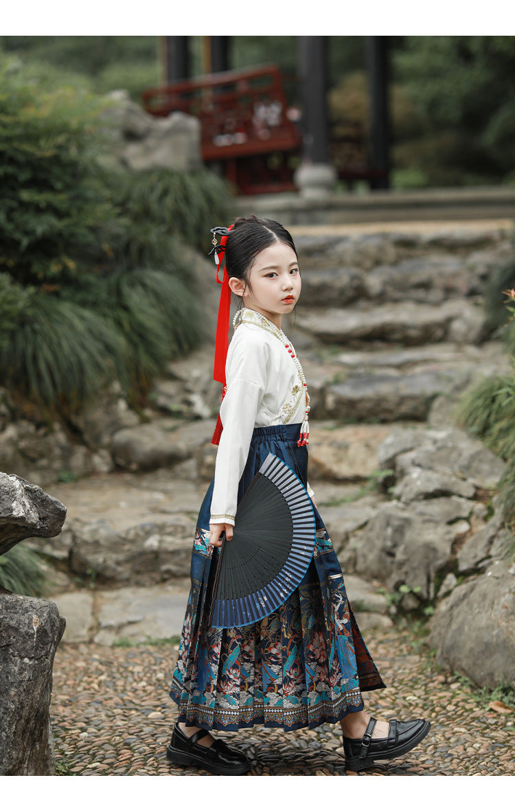 Girls' Hanfu with Chinese elements that can be worn daily, made in China, with hand-embroidered patterns