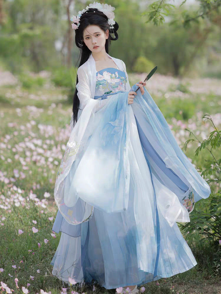 A female model wearing a traditional Chinese Hanfu gauze skirt feels the charm of Chinese culture