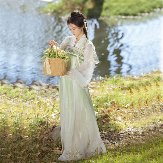 A female model wearing a pastoral style Hanfu feels the beauty of Hanfu in the flowers