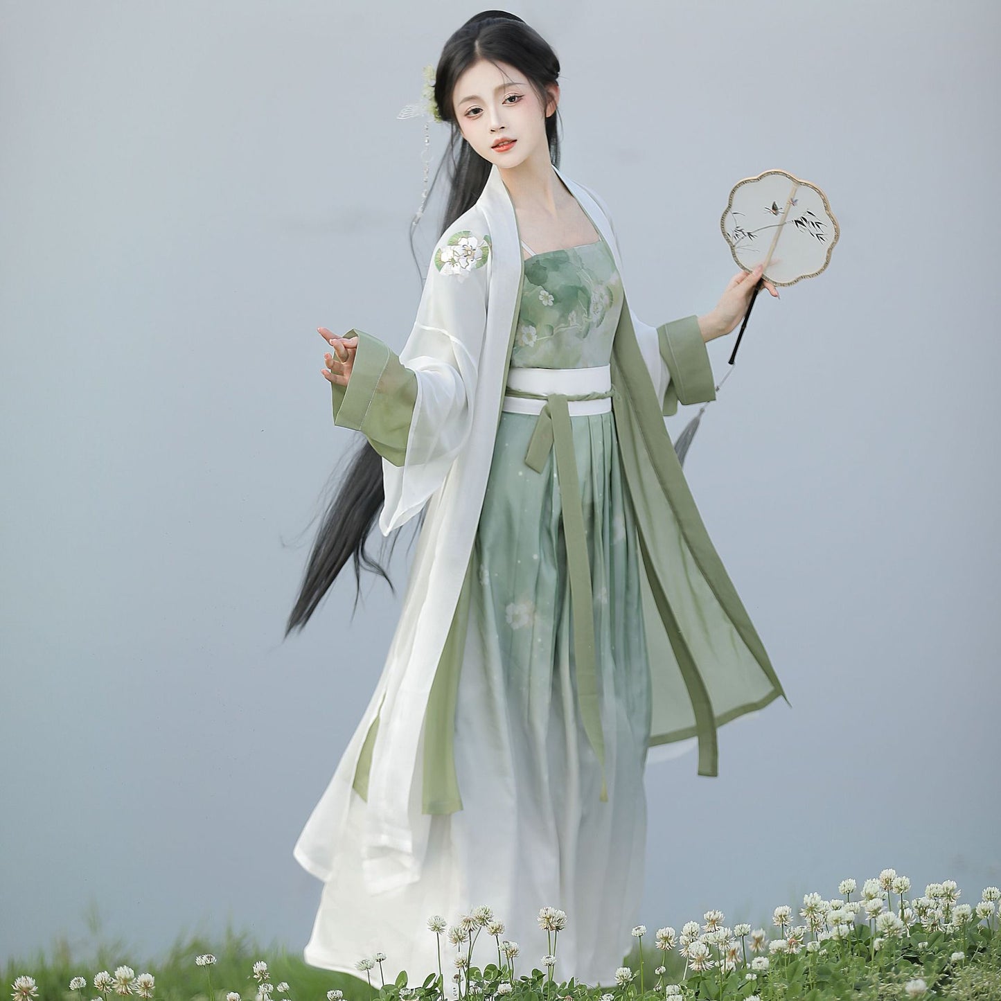 The green Song Dynasty Hanfu uses breathable and wrinkle-resistant fabrics, which is very suitable for modern people to experience Hanfu