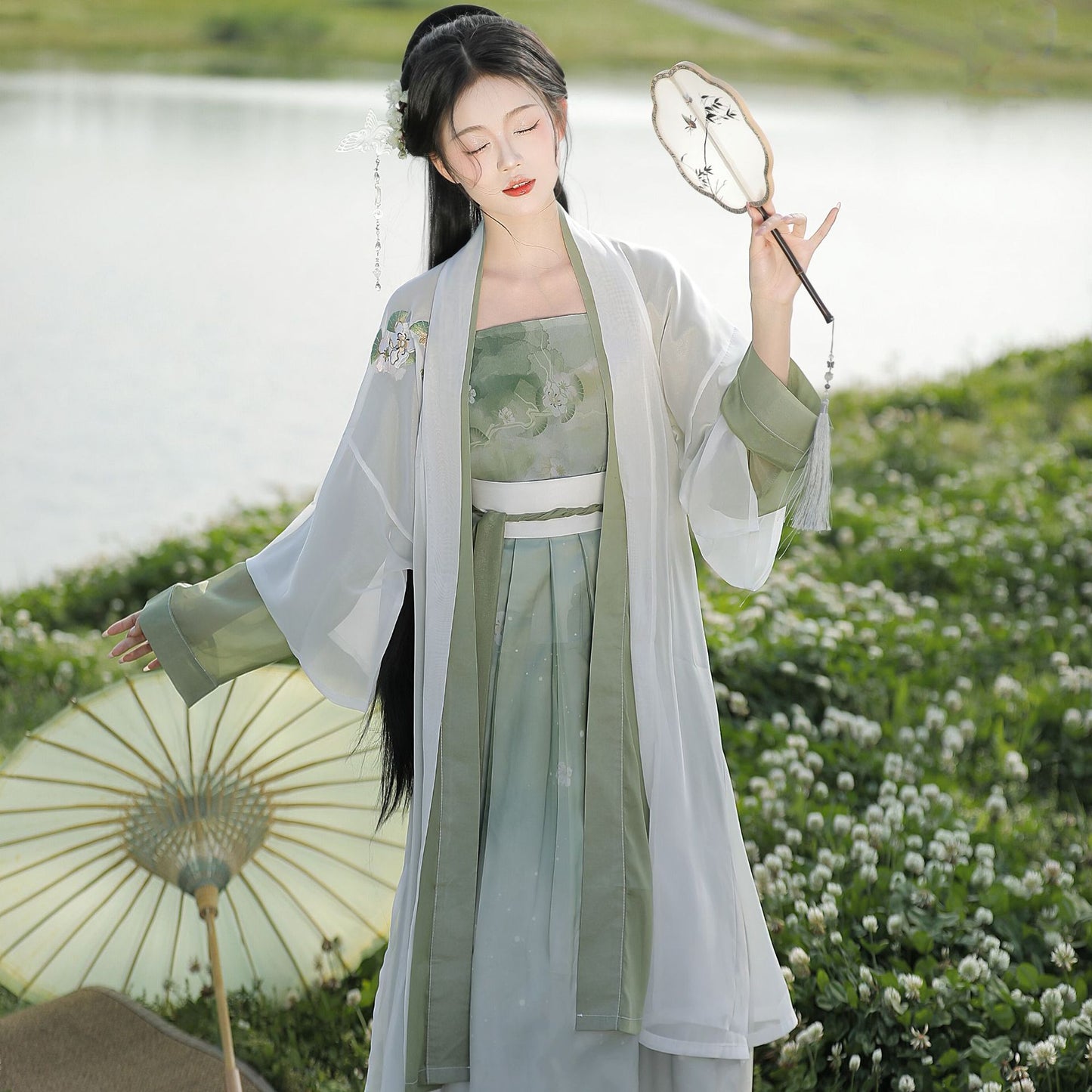 The green four-piece women's Song Dynasty Hanfu uses light and wrinkle-resistant fabrics, which is suitable for participating in traditional festivals and outdoor activities