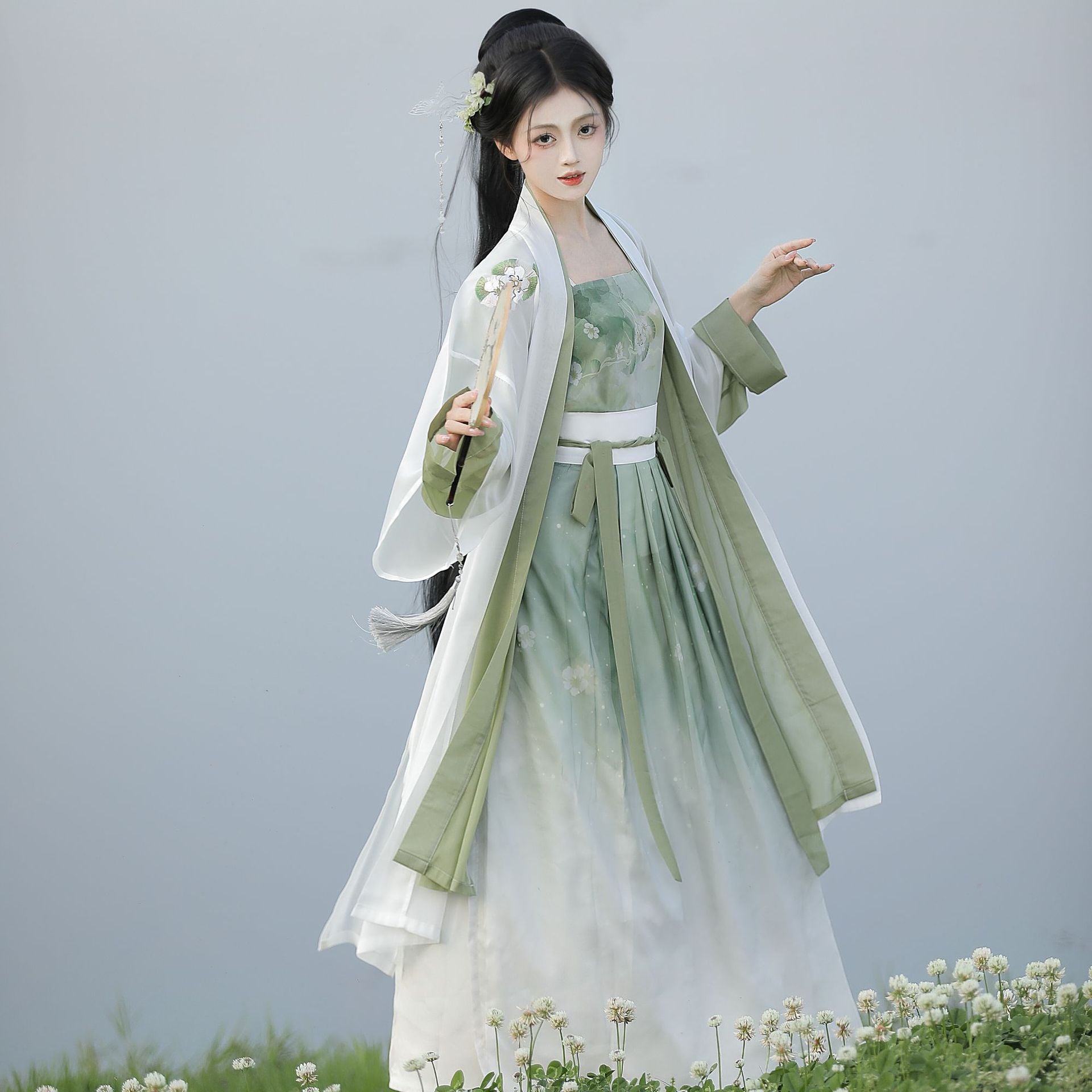 A female model wears comfortable and breathable Hanfu to enjoy the charm of traditional Chinese clothing