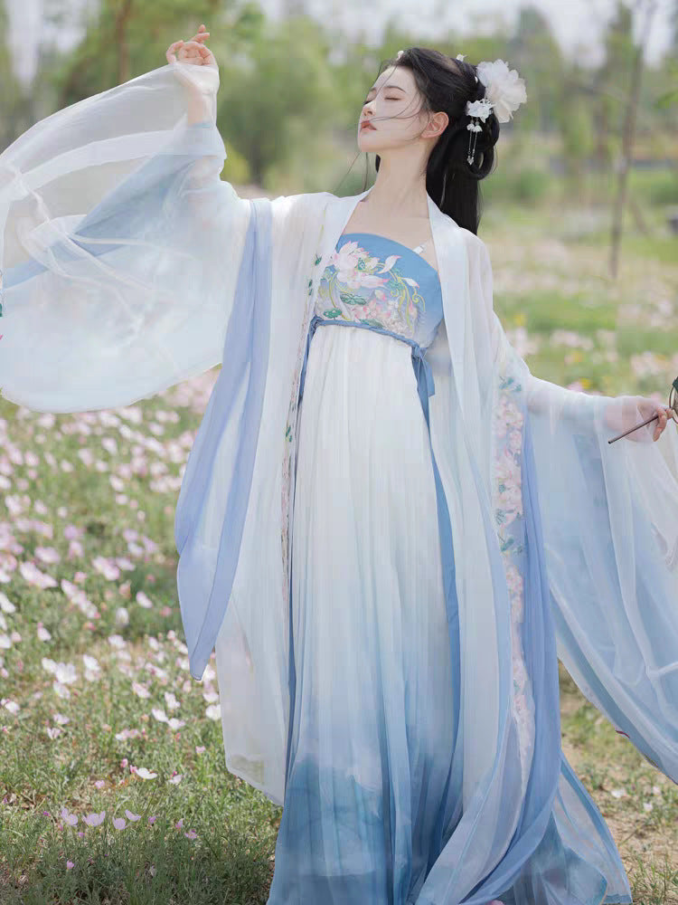 The gauze skirt Hanfu with fresh green elements is very suitable for spring outings, participating in the Hanfu Cultural Festival, and the Chinese Cultural Festival