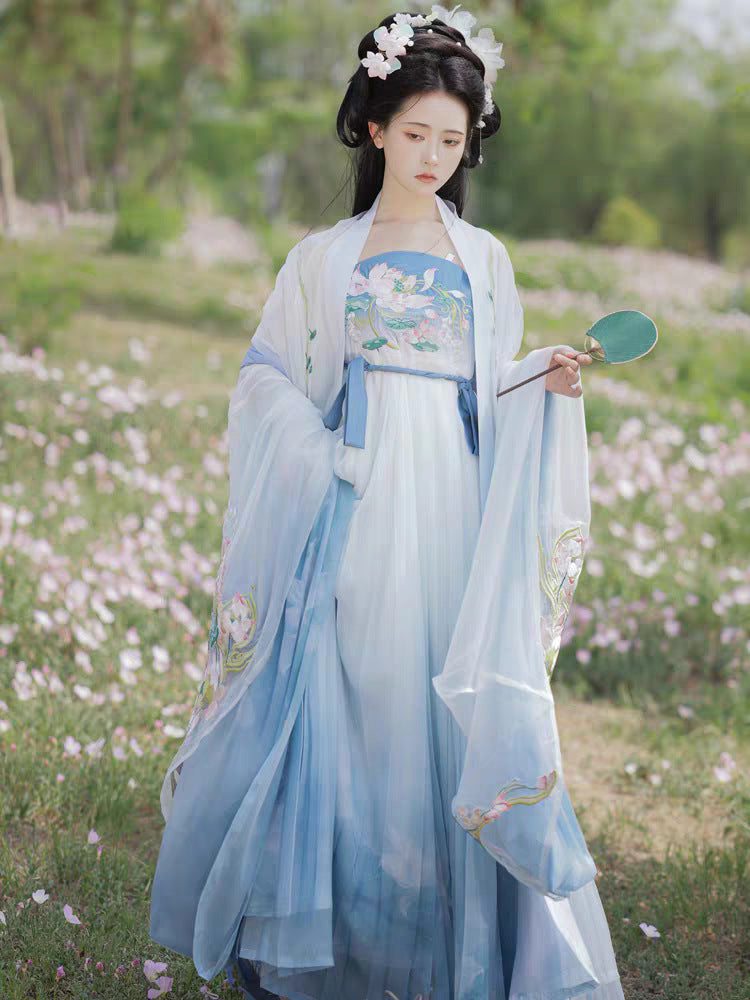 A model wearing a modern style and Chinese elements of Hanfu feels the beauty of Hanfu in the flowers