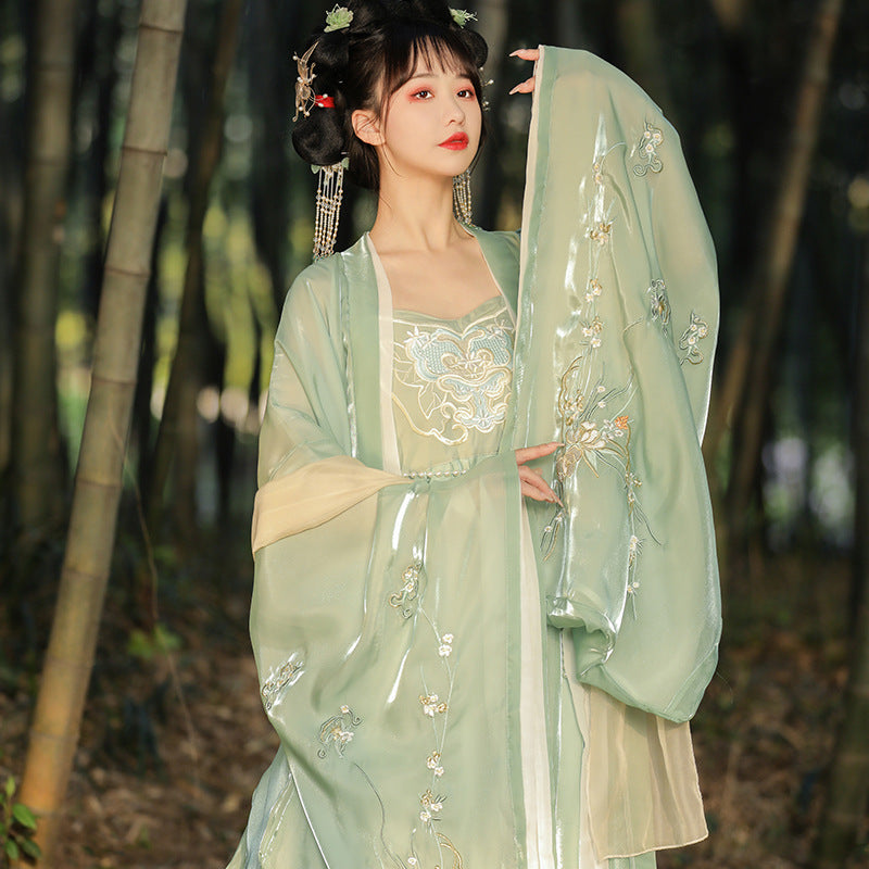 The green clothing with traditional Chinese elements is made of light fabric and matched with a shawl, which is suitable for participating in traditional Chinese festivals