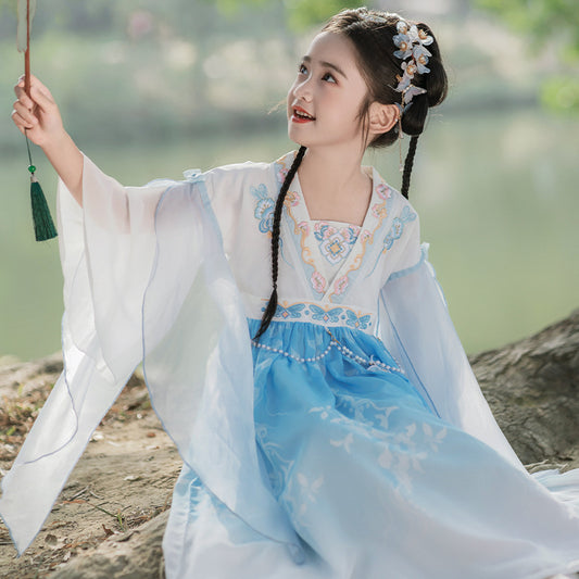 Girl wearing spring and summer gradient blue Hanfu skirt, suitable for artistic photos or traditional Chinese festivals