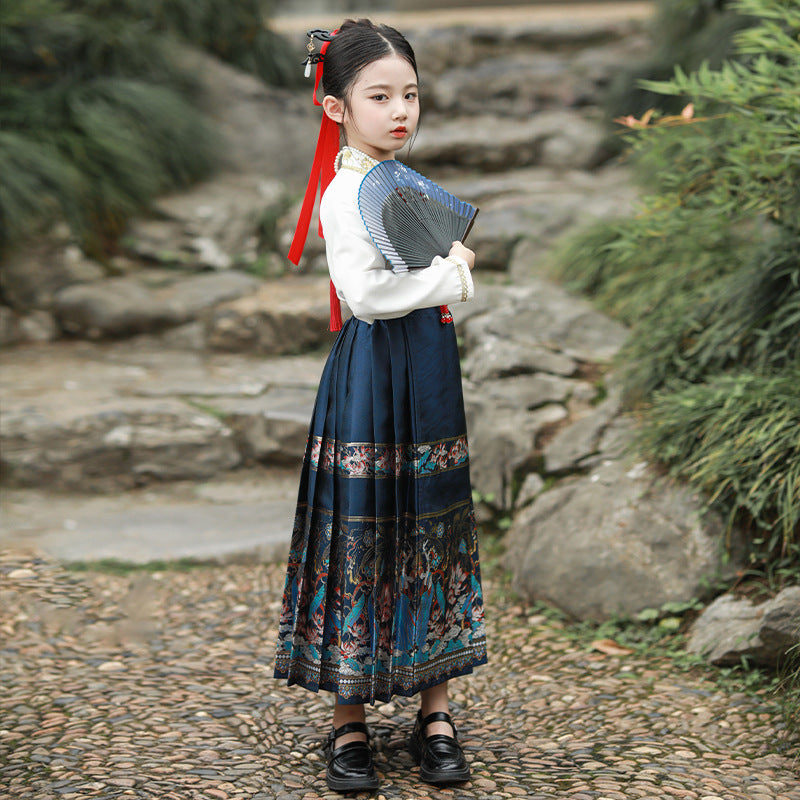 A girl wears Navy blue mamianqun Hanfu with Gold thread embroidered，Feel the traditional Chinese culture