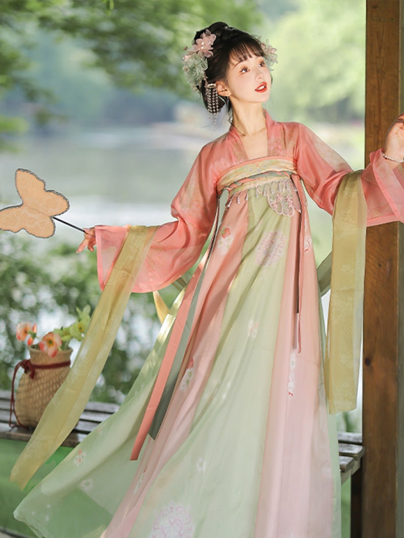 A woman wearing a traditional Chinese Hanfu made of gauze is very dazzling in the spring light
